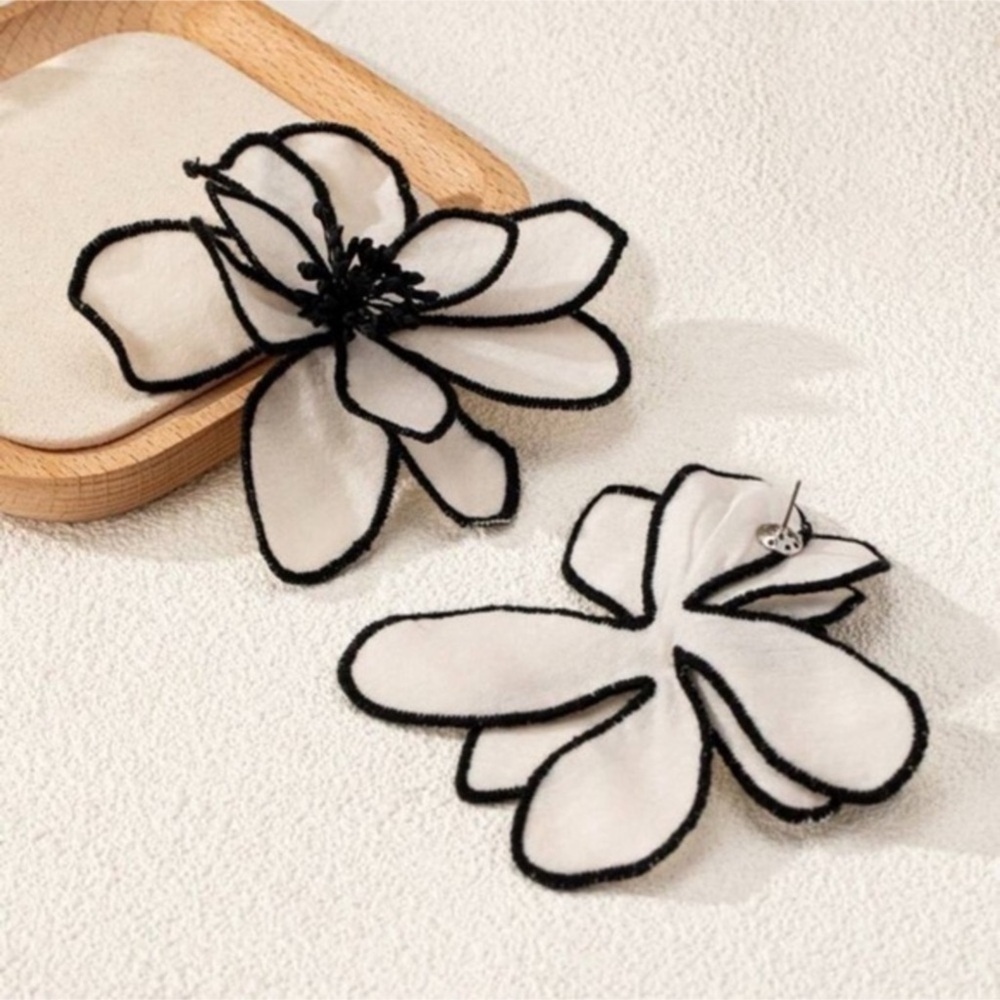✨NEW Elegant Black and White Floral Earrings - Picture 6 of 9
